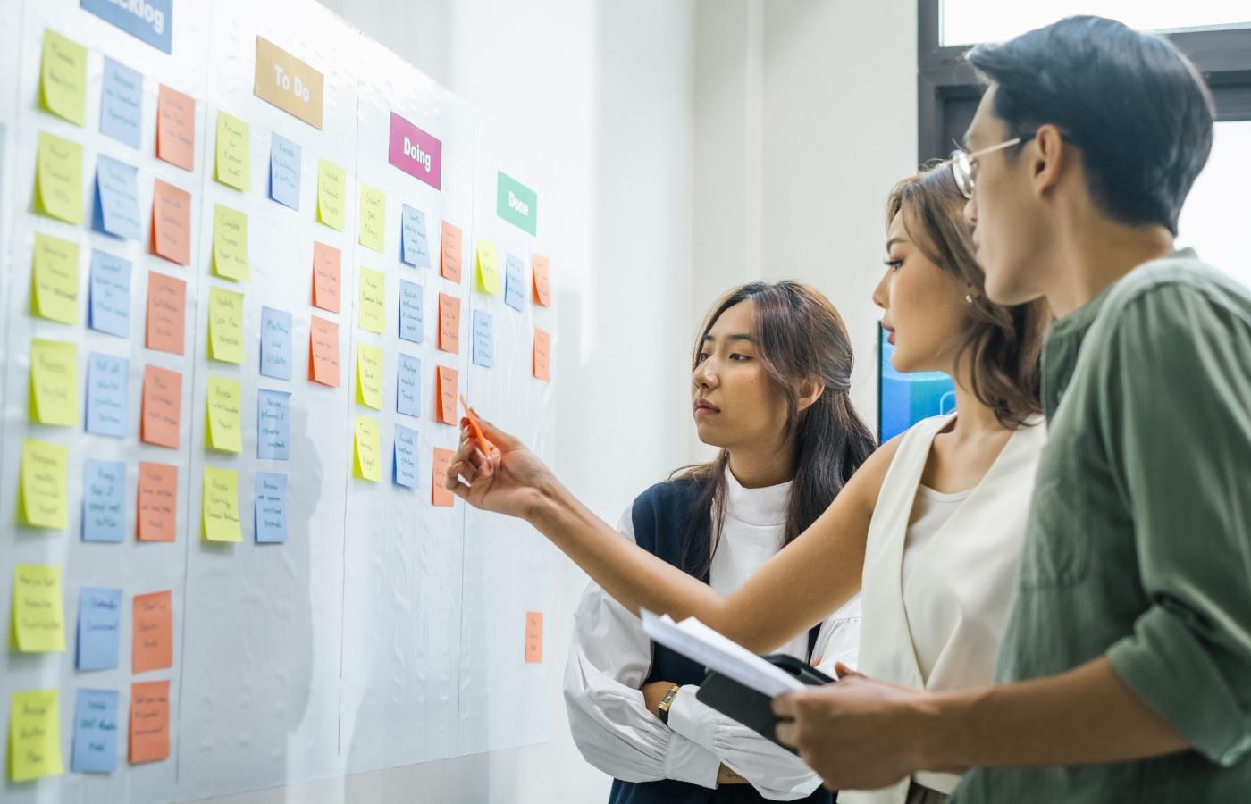A product team aligns on user stories using a Kanban board to track progress and ensure strategic clarity.