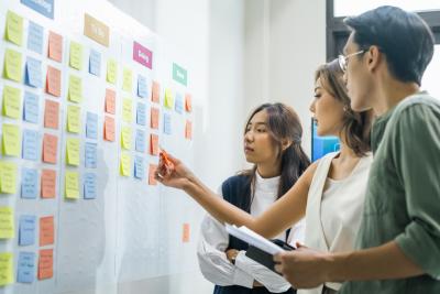 A product team aligns on user stories using a Kanban board to track progress and ensure strategic clarity.